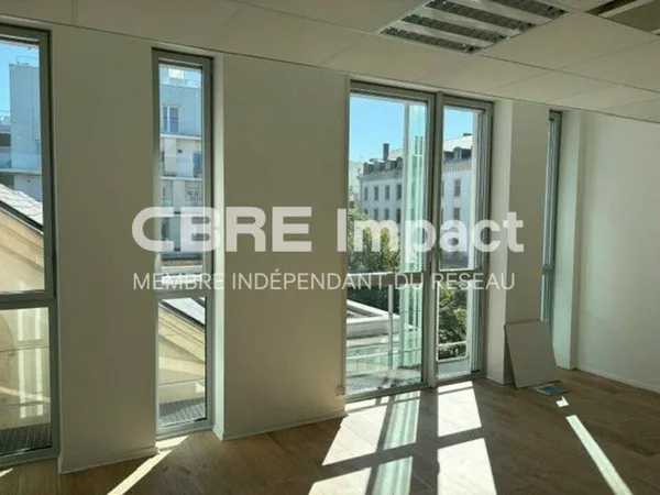 Bureau 70 m²