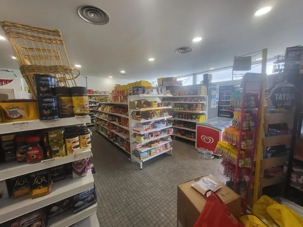 Commerce de proximité, avec parking, possible de faire un appartement attenant en cours de travaux a