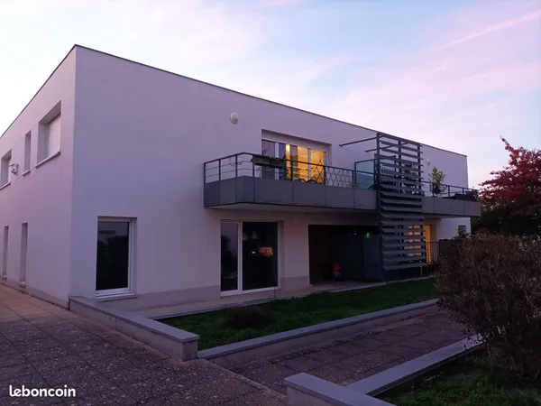 Location appartement T3 avec terrasse, parking et box