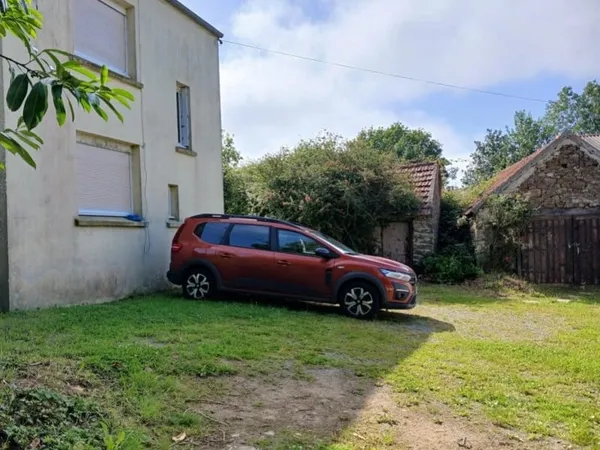 À vendre : Charmante Maison Rénovée au Calme - Plouider 29260