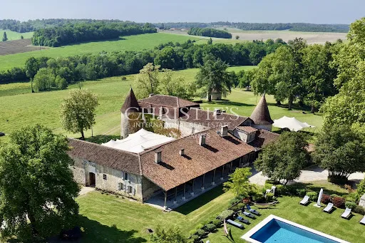 Château 30 pièces 1400 m²