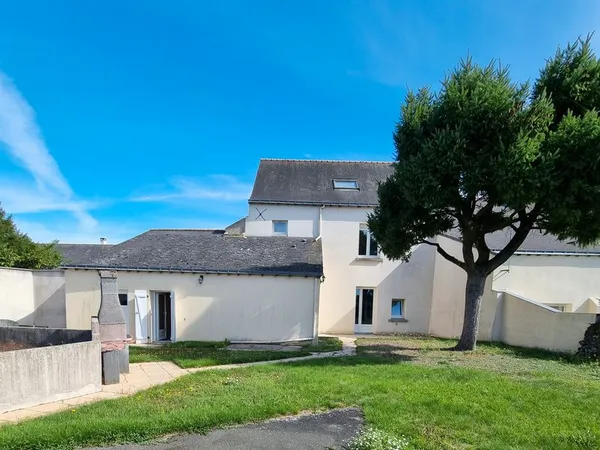A 10 min d'Ancenis- Grande maison familiale avec jardin clos de murs et bureau indépendant