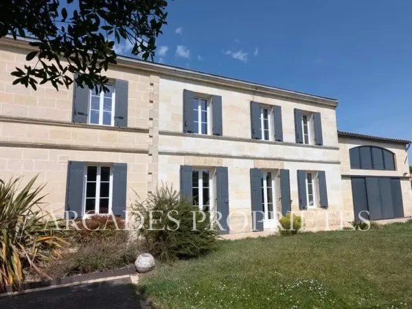 Propriété d'exception en pierre - Élégance, volumes et prestatio