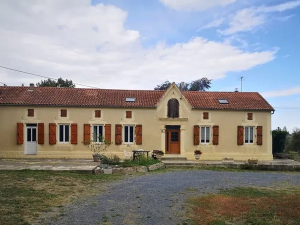 A vendre, Hautes-Pyrénées (65): ferme avec maison et 3 hectares de terrain, 2 puits et de nombreuses