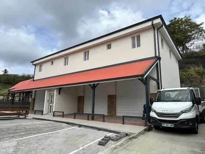 À LOUER Local professionnel 96 m² Belle hauteur Rivière-Pilote - 2500€ HT