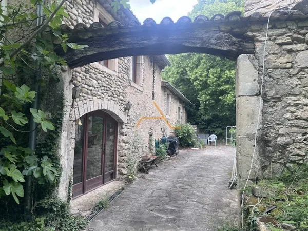 Maison en pierre 5 pièces 212 m²