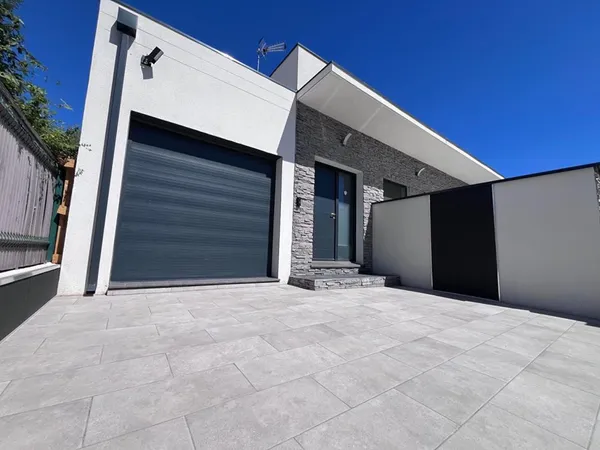 Magnifique plain-pied de 132 m² sur un terrain (faux 3 faces de 300 m²) construite en 2025 de style 