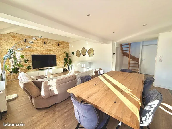 BIEN RARE - Duplex atypique de 90m² avec garage et cour extérieur