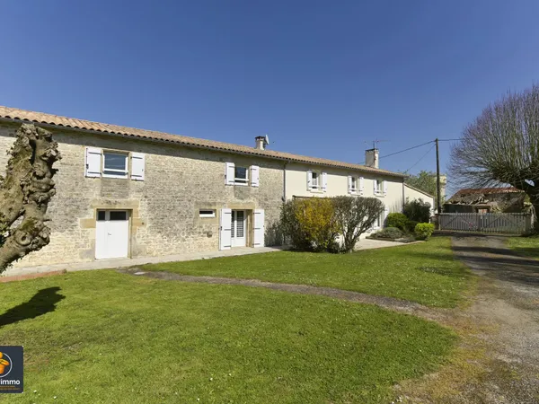 Maison en pierre à Sainte Neomaye
