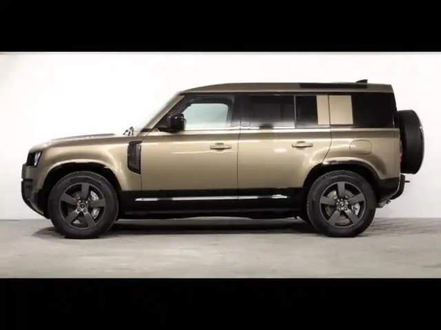 Land Rover Defender 110 2.0 p300e phev x-dynamic se — photo 25