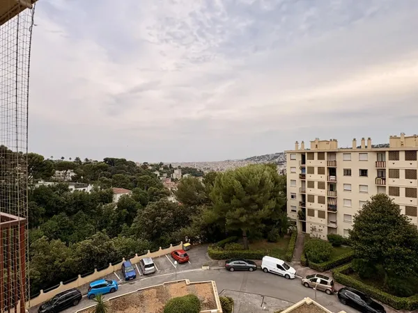 Jean de la Fontaine - 2 Pièces traversant avec balcons - A RENOVER