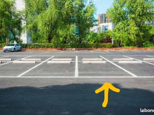 Parking à 2 minutes à pied Gare Plaisir Grignon