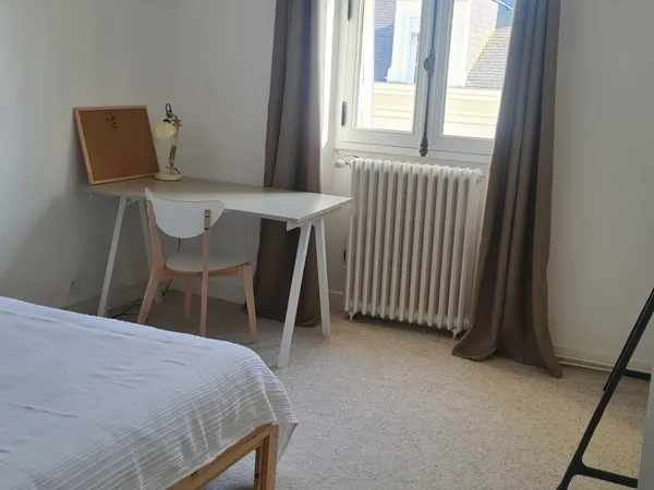 Loue chambre meublée 20m² dans une maison - Proche UCO centre-ville Angers