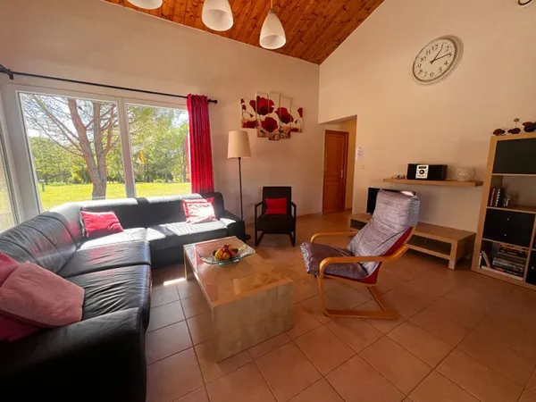 VILLA T3 PLAIN-PIED AVEC CUISINE OUVERTE ET BEAUX VOLUMES