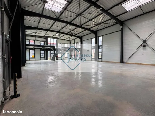 Local d'activité 956 m²