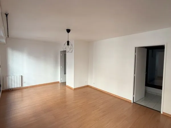 Grand Studio 30,20 m' + terrasse privative 4.40 m', refait-neuf, clair et calme