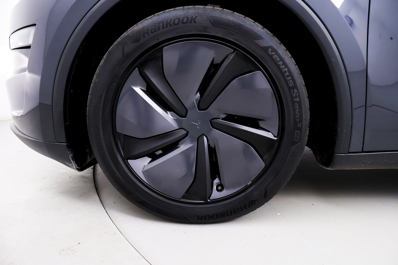 Tesla Model Y — photo 10