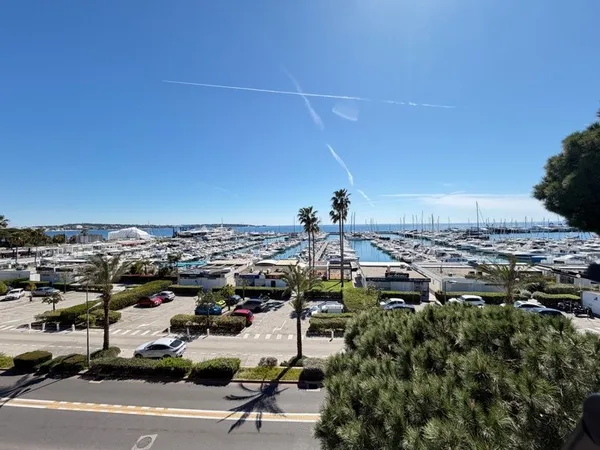 Appartement T1 Golfe-Juan vue mer spectaculaire, grande terrasse, garage fermé
