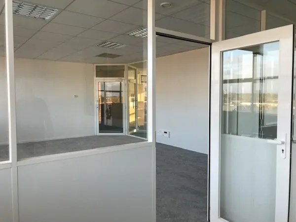 Entrepôt et bureaux à louer