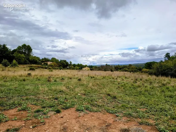 Terrain à bâtir de 1000 m² à MONTMEYAN (83)
