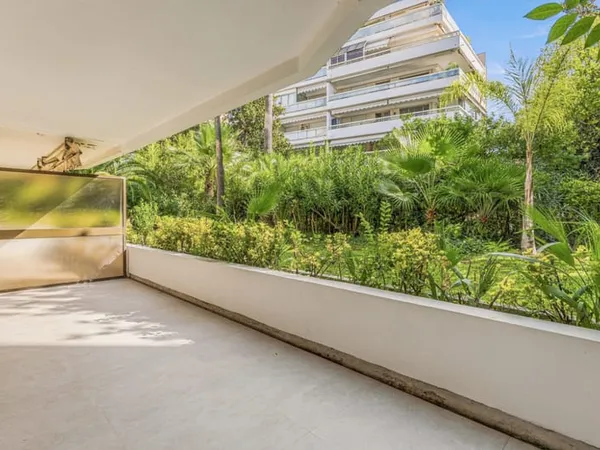 CANNES PALM BEACH CO-EXCLUSIVITÉ 2 PIÈCES RENOVÉ GRANDE TERR