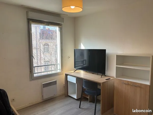 Studio libre place saint louis 4e etage sud 20m2