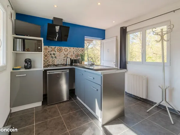 Appartement meublé 30 m2 - location à l'année - Terrasse - Plage et gare à 15 mn à pied - Parking sé