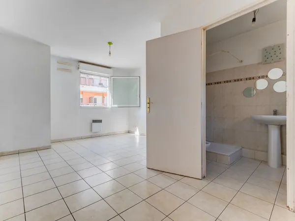 STUDIO 23 M2 PROCHE GARE RIQUIER
