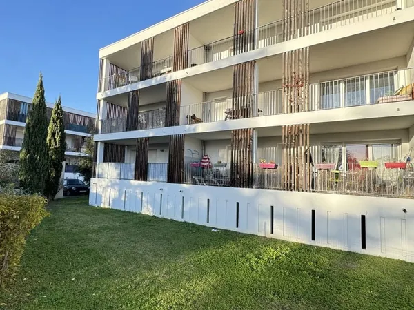 APPARTEMENT T4 de 80 M2 avec un balcon de 30 M2 et 2 PK