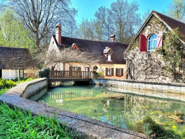 En Puisaye, Moulin fondé en titre et son parc paysager