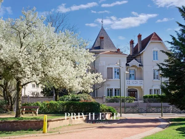 Maison 975 m²