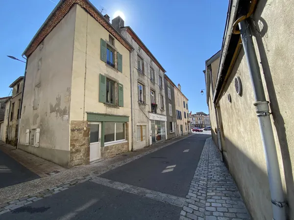 Maison de village au coeur du Dorat, très proche des commerces