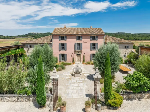 LA GARDE-ADHÉMAR - Demeure provençale d'exception à vendre avec piscine et tennis