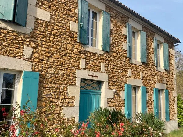 Propriété en pierre 180 m2 avec dépendances