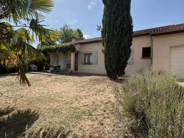 Maison de plain-pied lumineuse de 100 m² - 3 chambres, 1 bureau, 2 SDB - sur une parcelle cloturée d