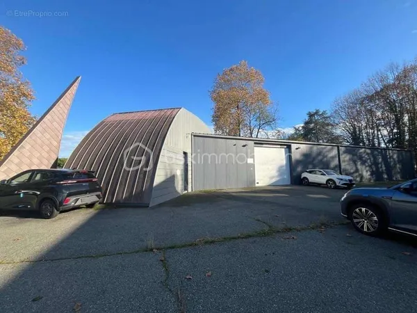 2 LOCAUX D'ACTIVITÉ / STOCKAGE de 247 m² et 520 m² implantés sur un terrain de 2 550 m²
