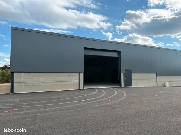 Local commercial 270m², bâtiment industriel, hall de stockage