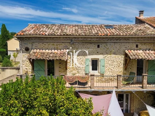 Charmante maison en pierre avec terrasse et cour intérieure au coeur d'un village authentique