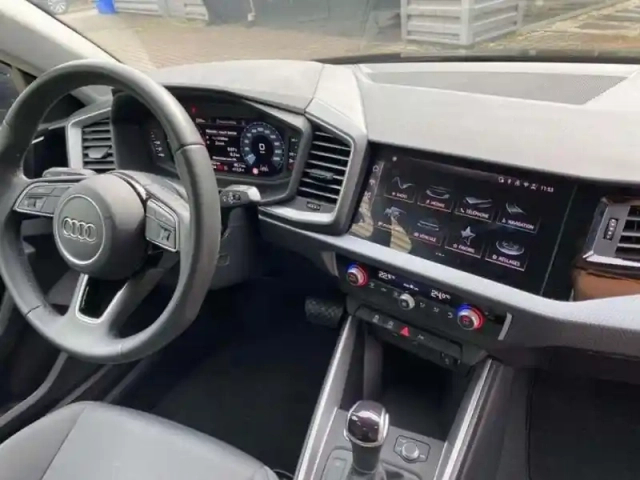 Audi A1 25 tfsi 95 ch s tronic 7 design — photo 10