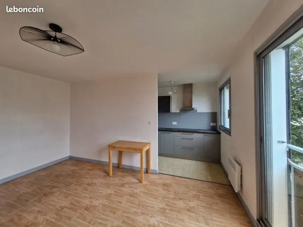 A louer appartement T1 bis 35m2 centre ville Landivisiau proche des commerces, du lycée du Léon et d