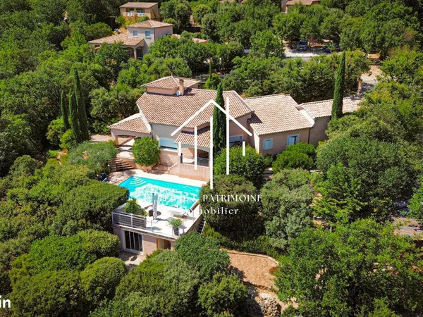 Propriété 5 pièces 204 m²