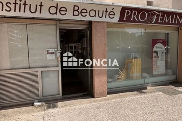 Local commercial 4 pièces 74 m²