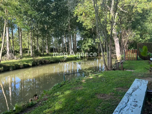 En bord de rivière avec chalet à 25 minutes du Mans