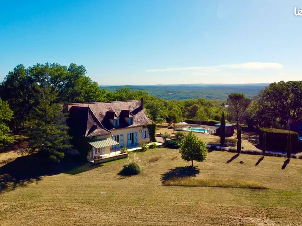 Maison de campagne avec 2 gîtes, piscine et panorama exceptionnel sur plus de 4 hectares - Lot