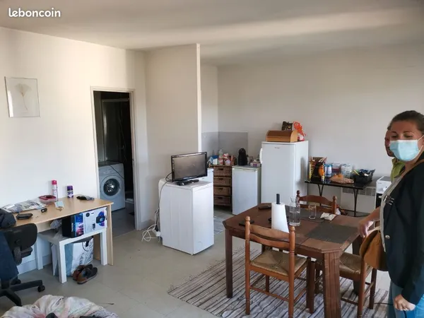 Vend studio meublé avec bail