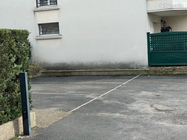 Place parking extérieur