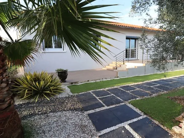 Maison T5 Gaillac avec piscine, pool house, et grand garage.