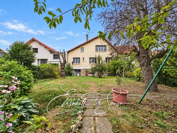 **Charme, beaux volumes et jardin sans vis-à-vis**