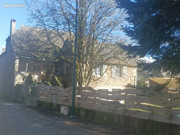 Maison en pierre à rénover avec fort potentiel dans un village vivant et solidaire