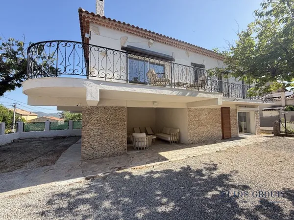 MAISON EN DEUX LOGEMENTS AVEC JARDIN ET GARAGES